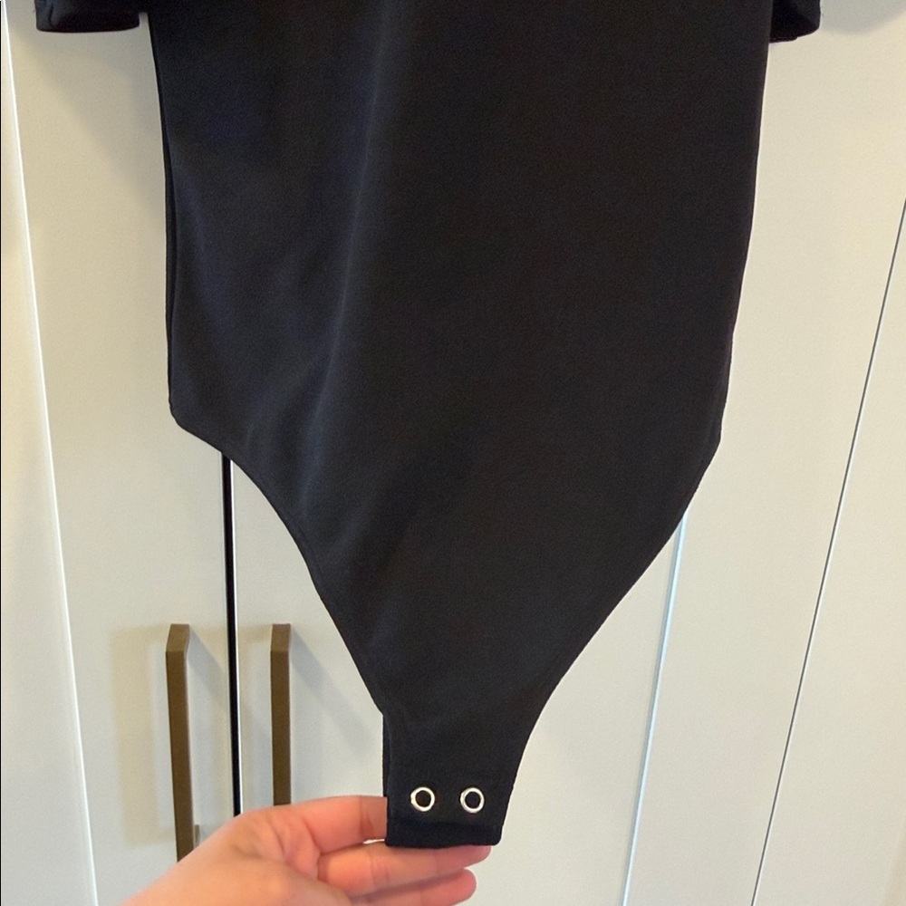 Express  V-Neck Bodysuit - Picture 3 of 3
